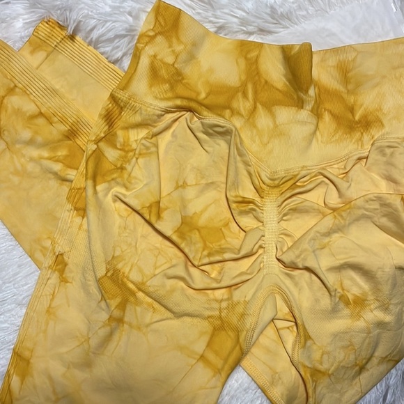 Halara seamless flow, super high waist, tie dye butt lifting leggings in yellow - Picture 7 of 10